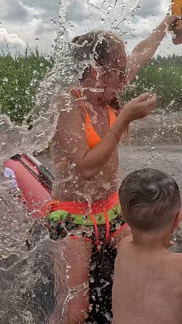 В ЛОДКУ ХОТЬ НЕ БРЫЗГАЙ