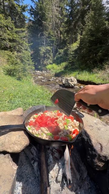 🐔 - Запеканка из курицы, запечатанная в тесто.