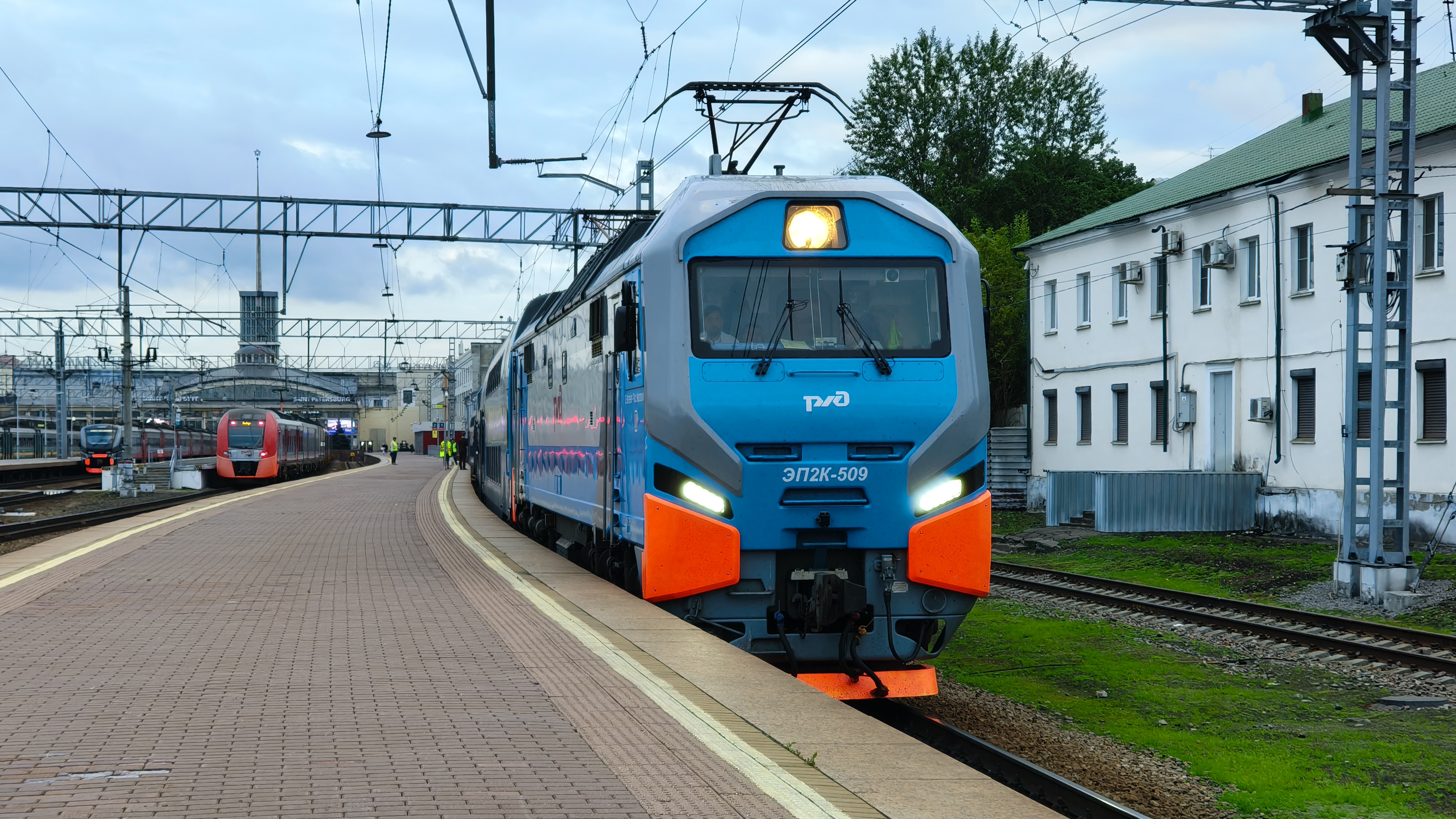 ЭП2К 509 с поездом Аврора-шаттл Санкт-Петербург - Выборг отправляется от Финляндского вокзала.