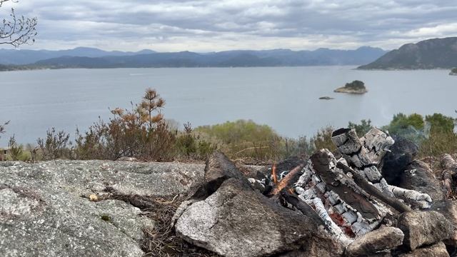Успокаивающие звуки костра и пения птиц с видом на море. 4К Без ИИ