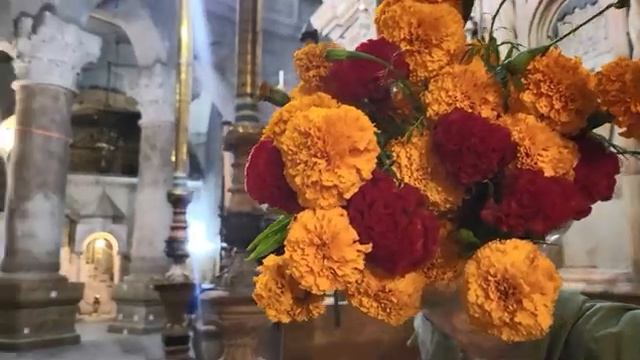 Наш праздничный букет на Преображение Господне в Кувуклию - в место Воскресения Спасителя