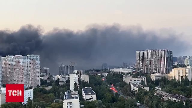 В Киеве после нового удара вспыхнул крупный пожар.