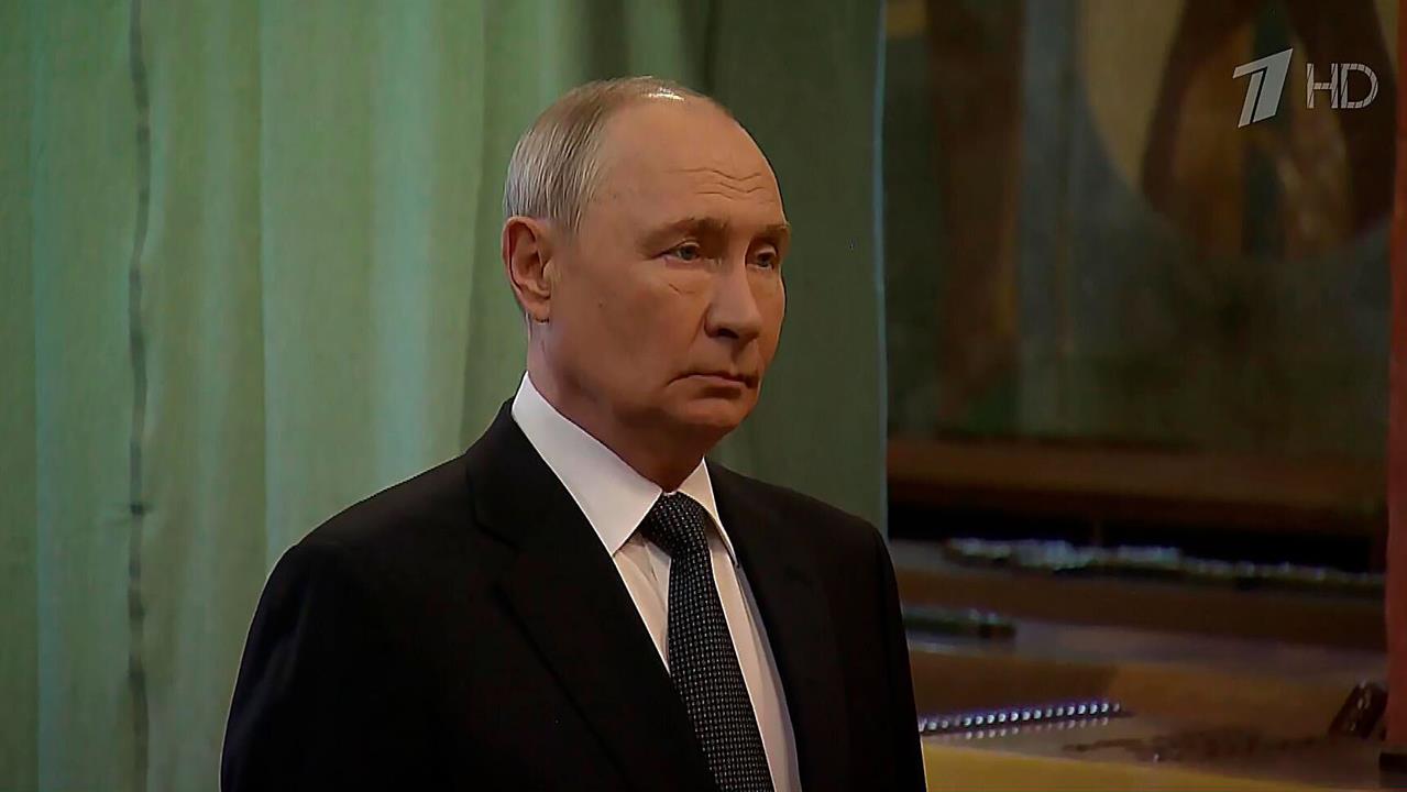 Владимир Путин приехал в Архангельский собор поклониться мощам Дмитрия Донского.