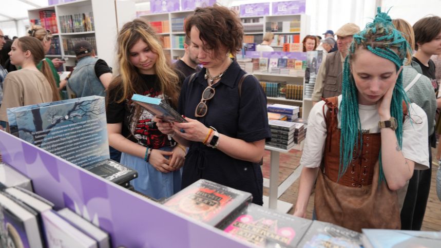 Более 30 тонн книг привезут из РФ и Белоруссии на фестиваль «Красная строка»