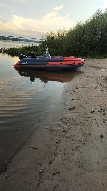 Красная лодка у берега.р Ока.
