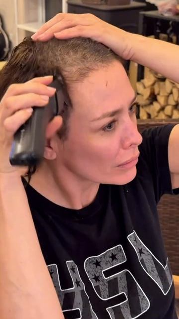 Екатерина Волкова бреется налысо