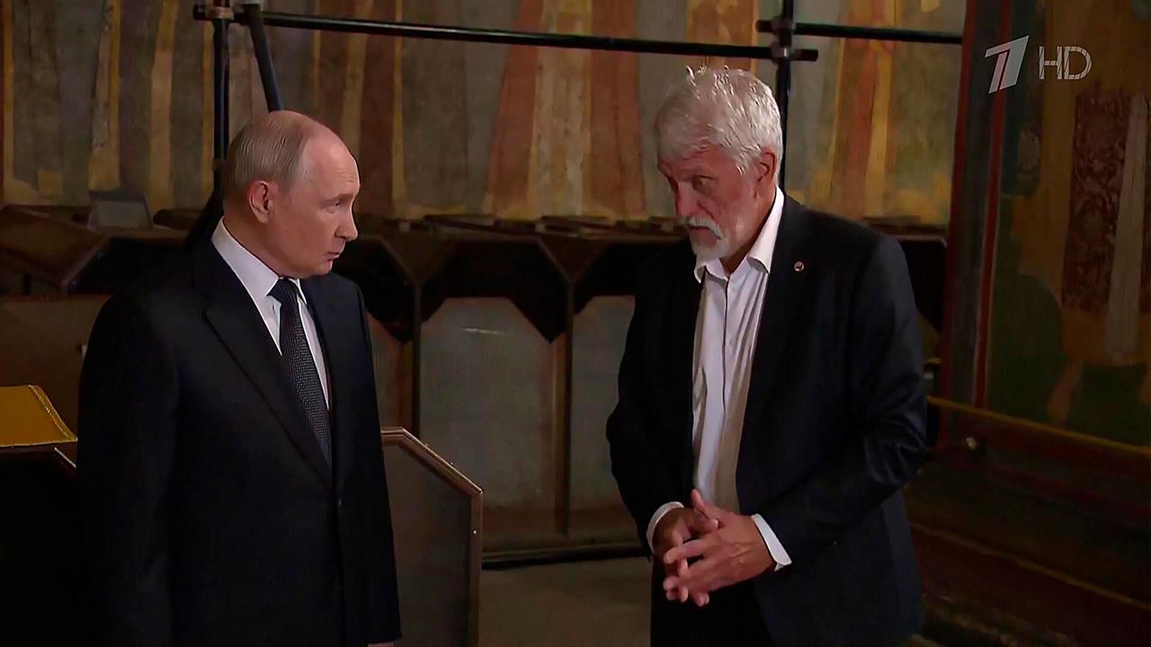 Владимир Путин в Архангельском соборе Кремля, где обретены мощи князя Дмитрия Донского.