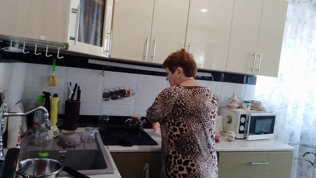 Домашние хлопоты. В теплице катастрофа. Весь день как белка в колесе.