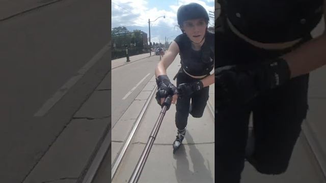 Девушка катается на роликовых коньках