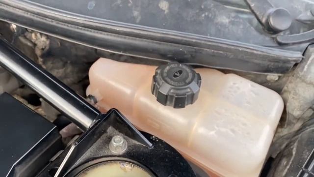что и куда лить под капотом