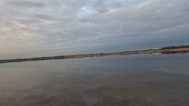 красивая река на каменистом берегу