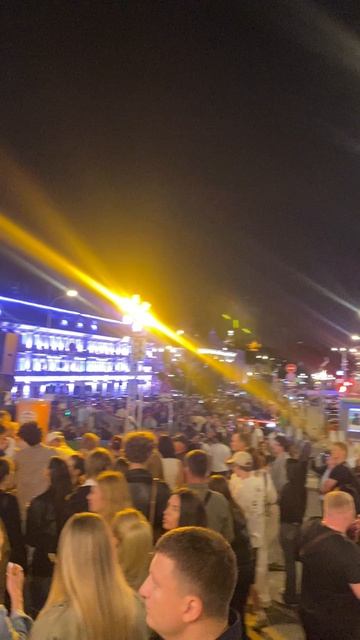 Девушки ночью танцуют в Москве