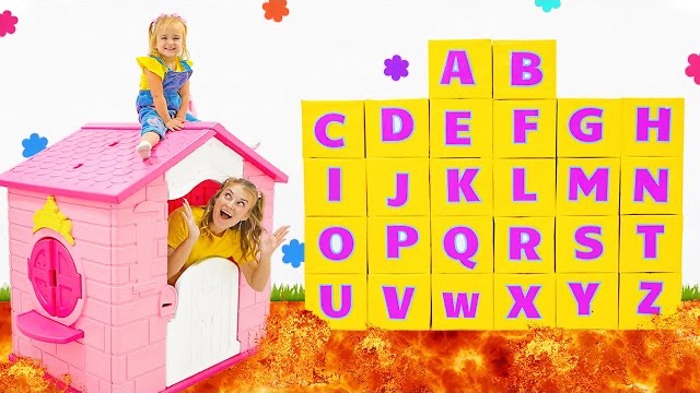 Алиса и тетя изучают алфавит