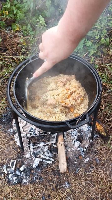 Последние штрихи. Рис с мясом. Еда с костра.