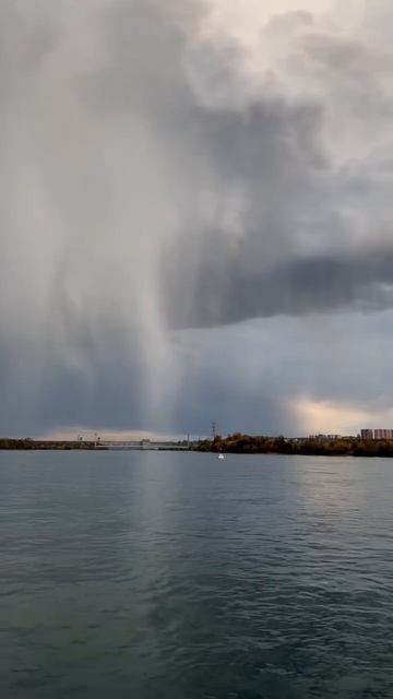 На речке ливень