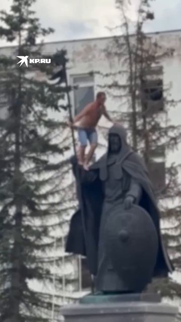 Пьяный мужчина залез на памятник Александру Пересвету в Подмосковье