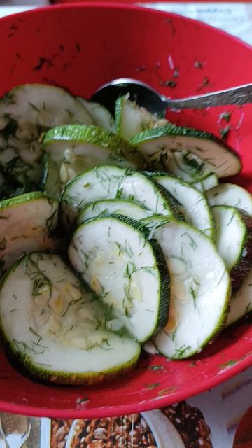 съедобные как бочковые огурцы но кабачок все же моложе надо на закуску наверное пойдёт