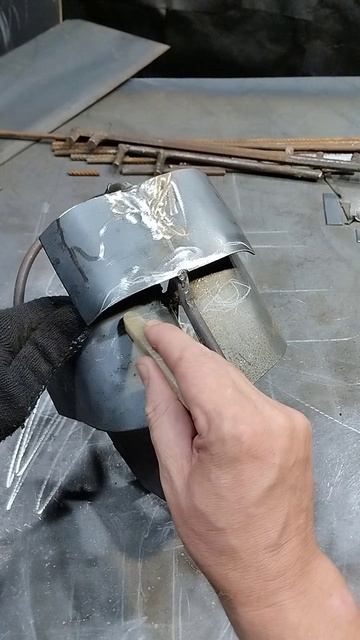 железная скульптура лицо