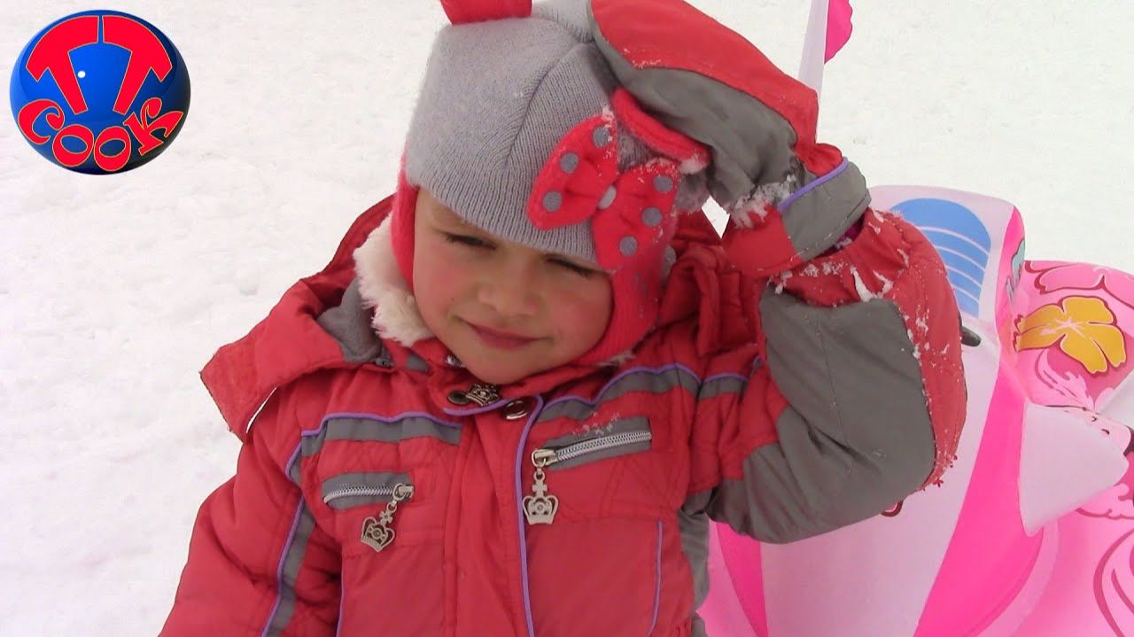 ХЕЛЛО КИТТИ и Кукла Беби Бон СНЕЖНАЯ ГОРКА Катаемся Видео для детей HELLO KITTY  Baby Bor