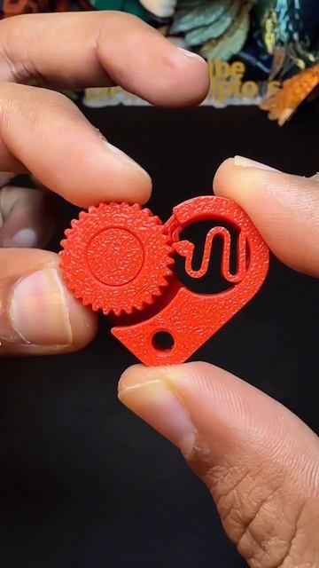 Напечатанная на 3D-принтере шестеренка-антистресс в форме сердечка  игрушка для развлечения.