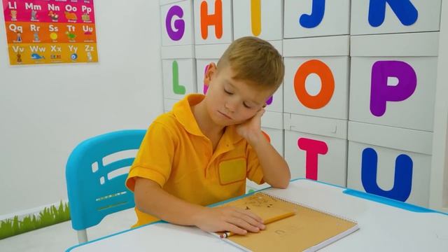 Дети показывают что знания в школе  самое главное