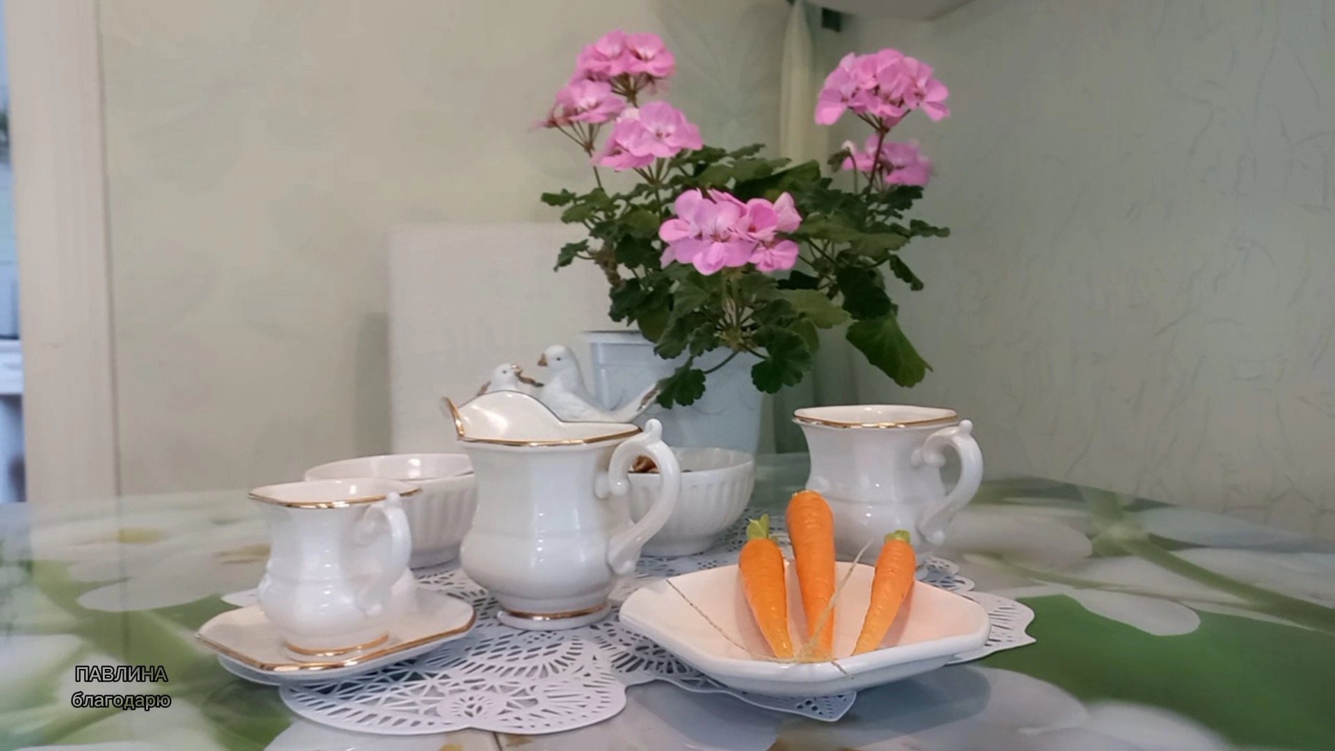 Здоровое питание. Чашечка кофе с мёдом морковкой и орешками по утрам.