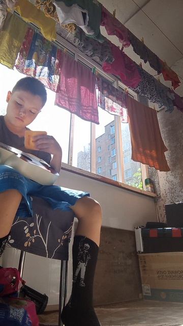 попытка сыграть на укулеле