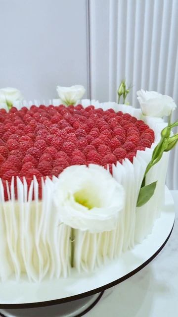 Малинка к малинке #украшениеторта#декорторта#свадебныйторт