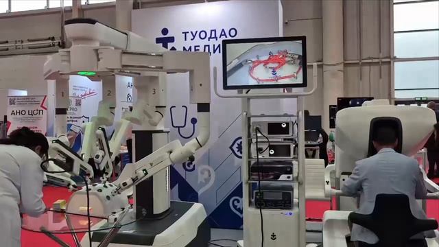 На форуме РОСТКИ я сел за консоль китайской роботической системы Tuodao Medical.