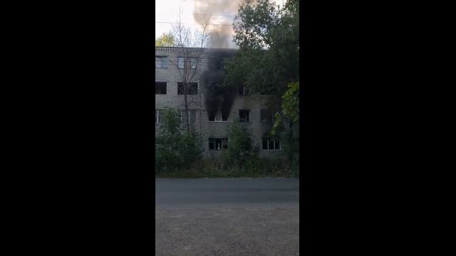 В Саратове горел расселенный дом