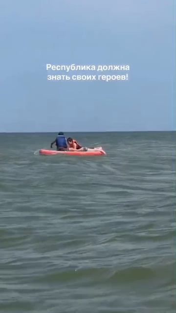 В Махачкале инструктор спас ребёнка.