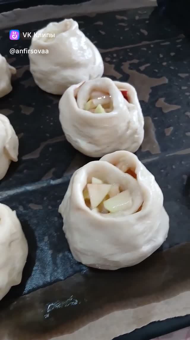 Пирожки-улитки с яблоками