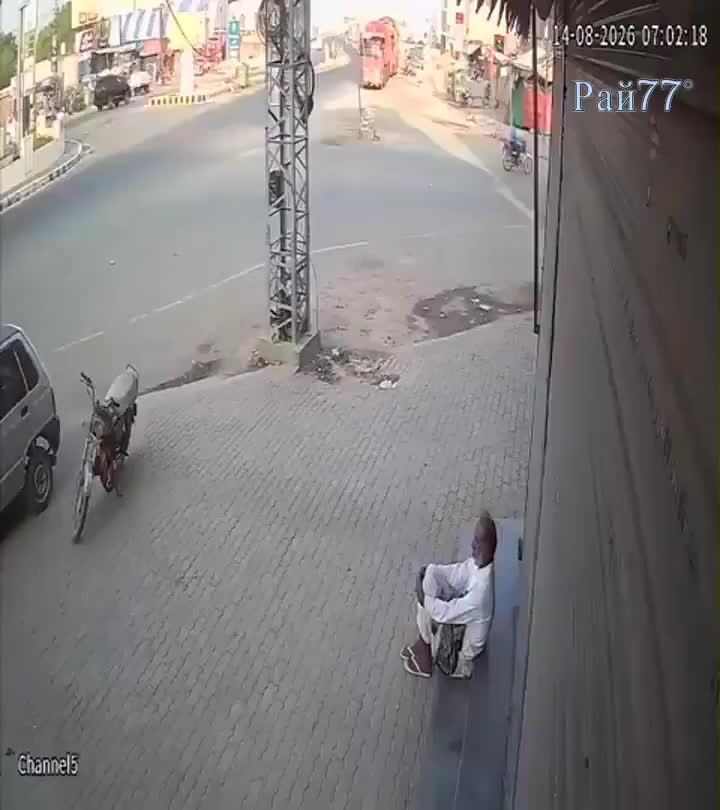 Раздавил легковушку. Инфо: Https:rai77.comgruzovik-uhodja-ot-stolknovenija-s-motociklistom-opr...