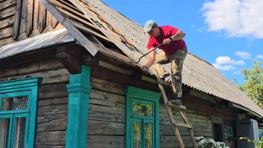 ПЛОХИЕ НОВОСТИ! ВОССТАНАВЛИВАЕМ СРАЗУ ТРИ ДОМА! СОРВАЛО КРЫШУ НЕУДАЧА В ПОКРАСКЕ И СТРОЙКА ДОМА!