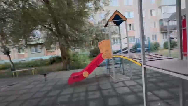 двор с детской площадкой