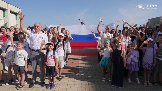 В БГТУ им. Шухова провели акцию ко Дню Государственного флага России