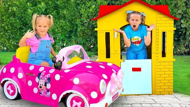 Алиса играет с новой игрушечной машинкой