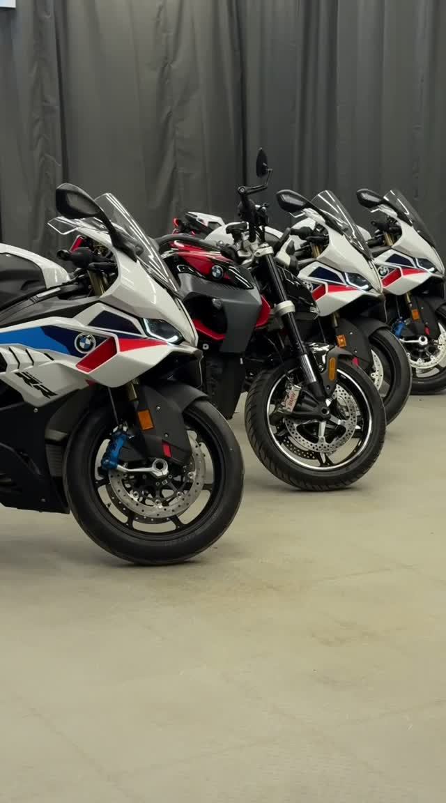 Сравнение BMW 1000R BMW 1000RR и BMW 1300R