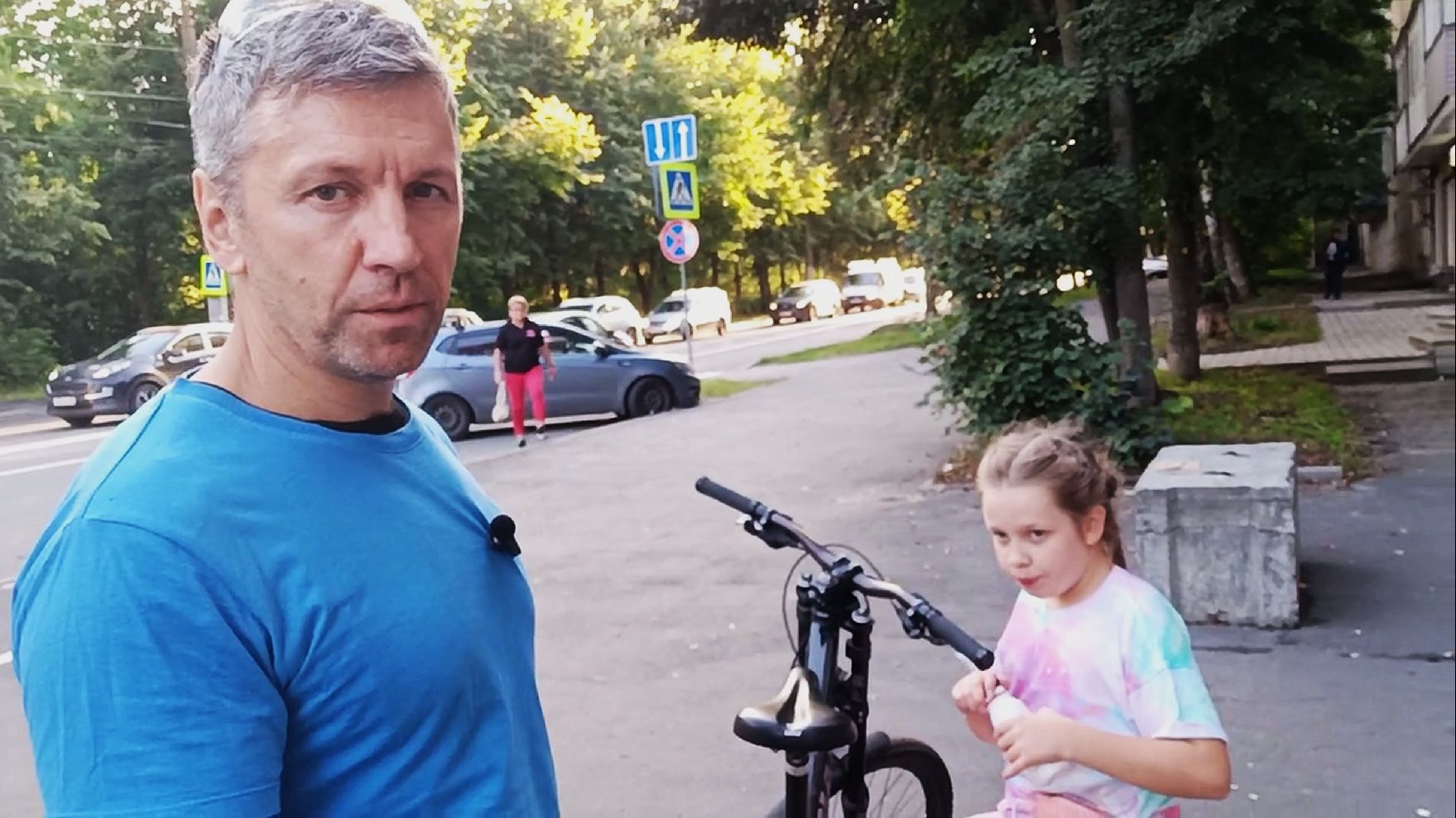 ВЕЛОПРОГУЛКА С ДОЧКОЙ! ЗАЕХАЛИ НА ПУСТУЮ ЗАПРАВКУ ПРЯМО ПОД ПРИЕЗД БЕНЗОВОЗА
