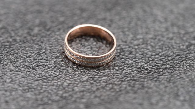 Кольцо золотое (3,94 г, Золото, 585, вставка 0,05 г) код 230701