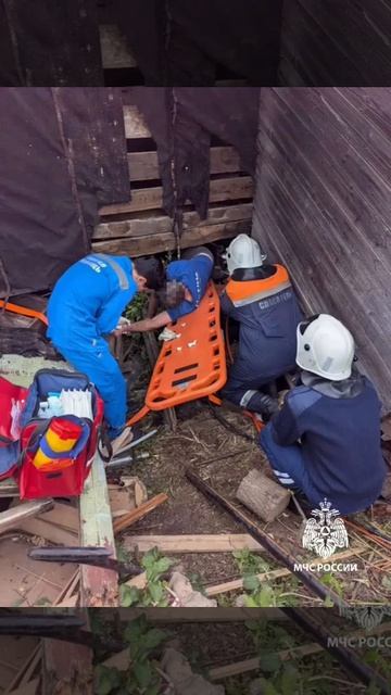 В Победилово спасатели вызволили мужчину из-под завала при разборе дома