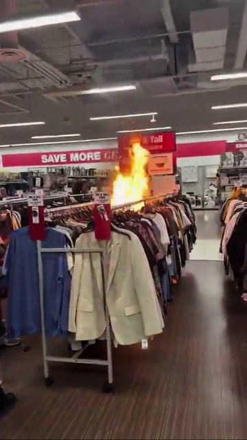США. Уголёк поджёг шмотки прямо внутри магазина Burlington Coat Factory в районе Бронкса.