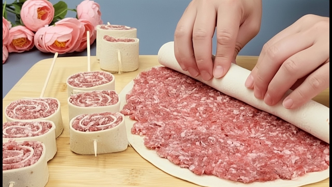 БЕРУ ОБЫЧНЫЙ ФАРШ И ЛАВАШ а ПОЛУЧАЕТСЯ ТАКАЯ ВКУСНЯТИНА.ОЧЕНЬ ВКУСНЫЙ ОБЕД ИЛИ УЖИН!