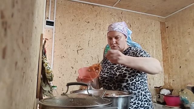 ГОТОВИМ ДЕЛАЮ ПАРАМОНИХУ МУЖ ЖАРИТ ОЛАДЬИ.