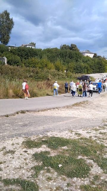 Туристы от парохода к автобусам2.р Ока.