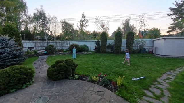 Нина и Кира играют в бадминтон