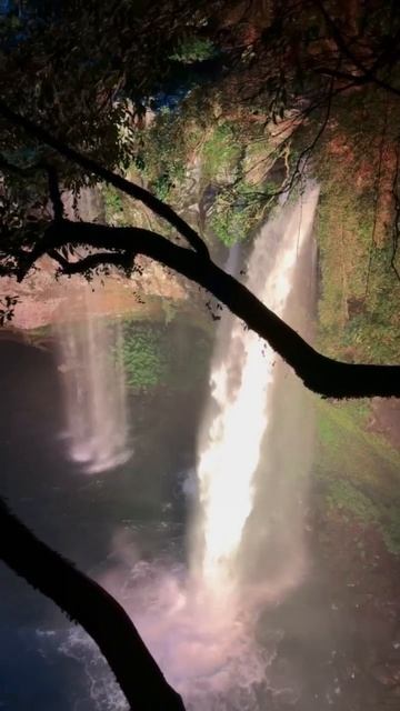 Сказочный вид на ночной водопад Чхонджиен