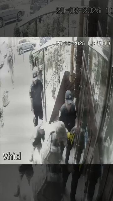 Во Львове людоловы гнались за мужиком. Он спрятался а они вырвали ручку двери.