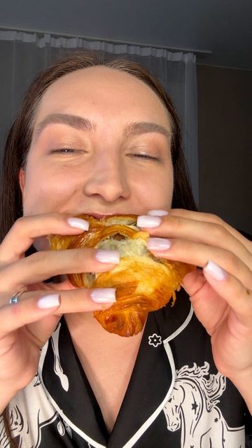Круассан+мороженое с карамелью | Croissant + Ice Cream 🥐🍫  пробуйте, это вкусно 🤤