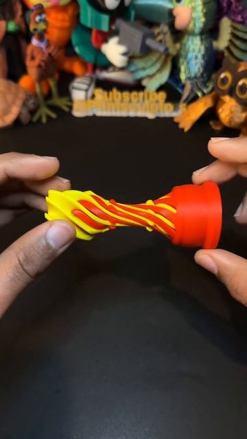 Напечатанная на 3D-принтере шахматная пешка-фиджет с эффектом невозможного прохождения